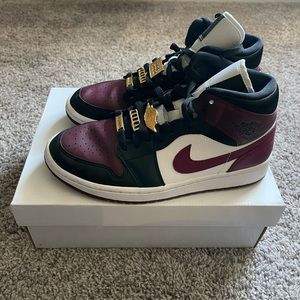 Wmns Air Jordan 1 Mid SE